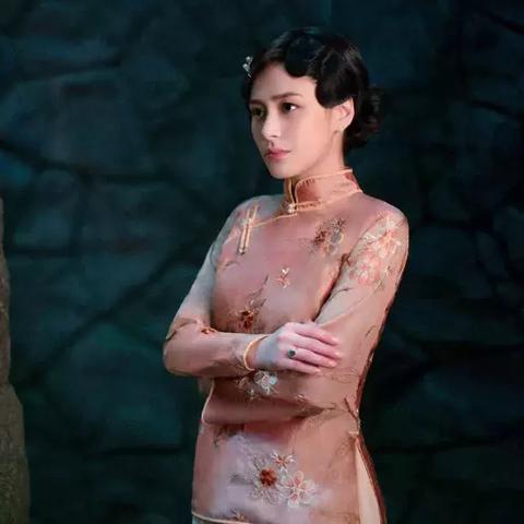 国风婚服新潮流，旗袍婚裙如何成为现代新娘的新宠？
